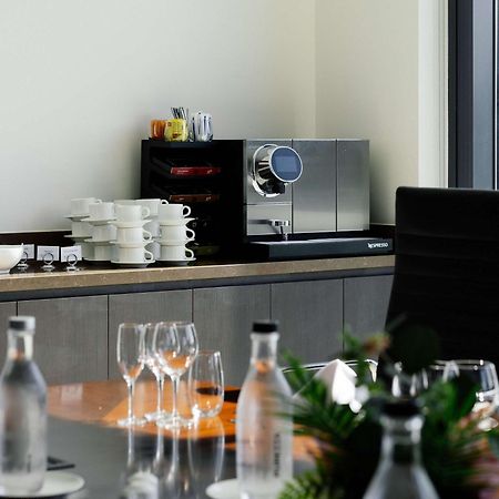 布里斯班机场普尔曼酒店 外观 照片 A coffee machine in a meeting room